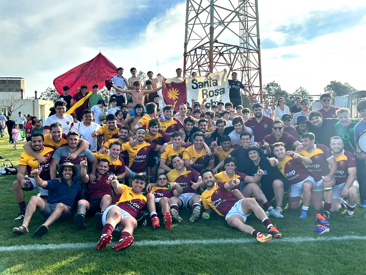El festejo de Santa Rosa RC, tras la victoria en el último clásico pampeano.