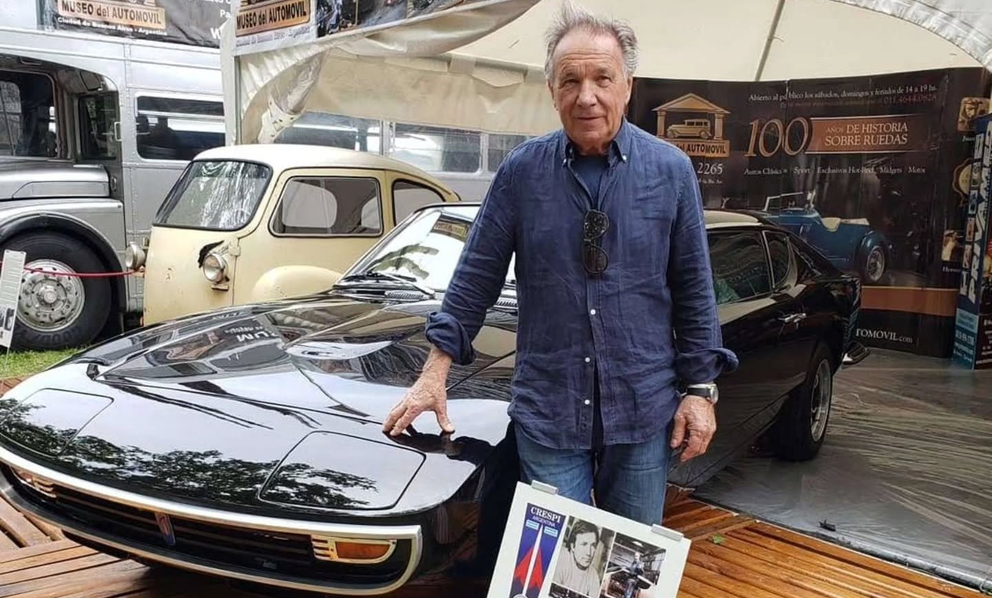 Crespi junto al auto que estuvo en el Salón de París de 1975.