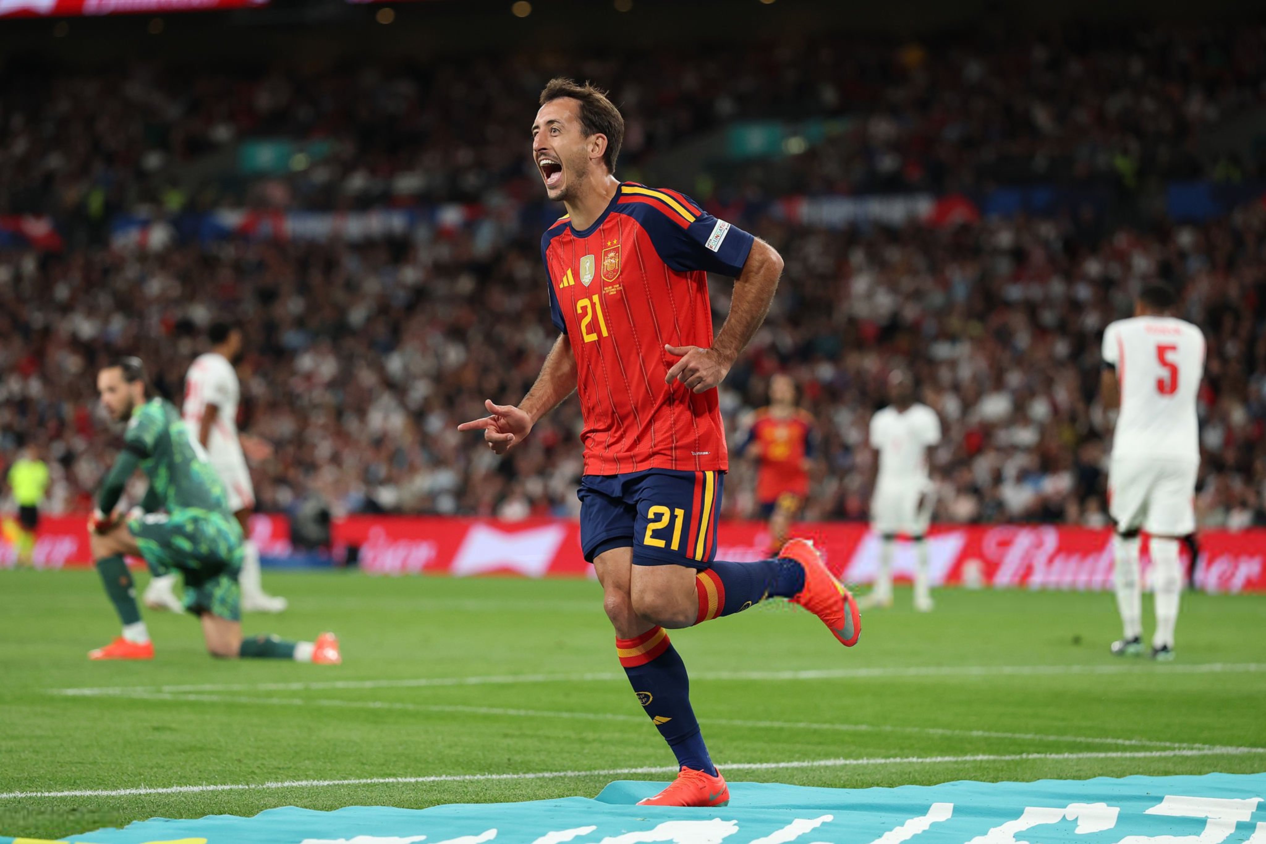Mikel Oyarzabal celebra el gol que le dio el triunfo a España.