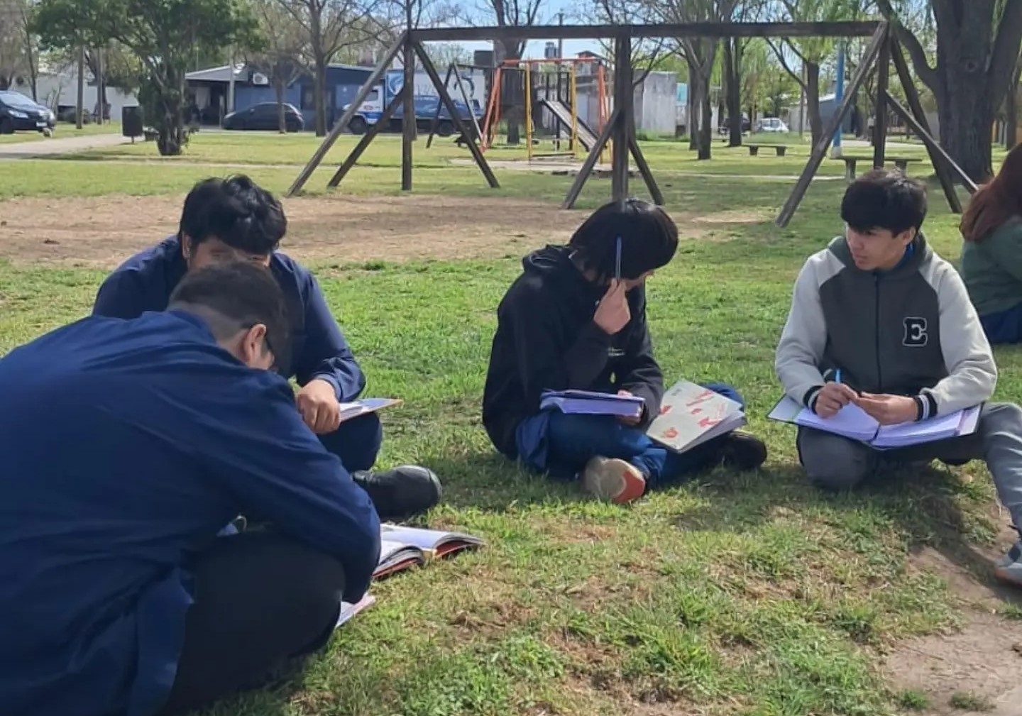 Alumnos de la EPET N° 7 participaron de una actividad en la Plaza Güemes.