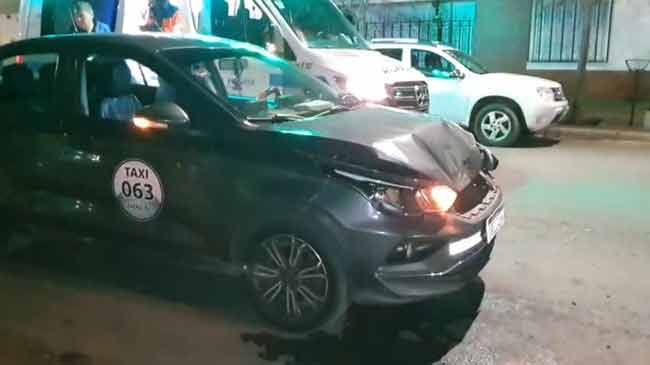El taxi sufrió daños de consideración en la parte frontal.