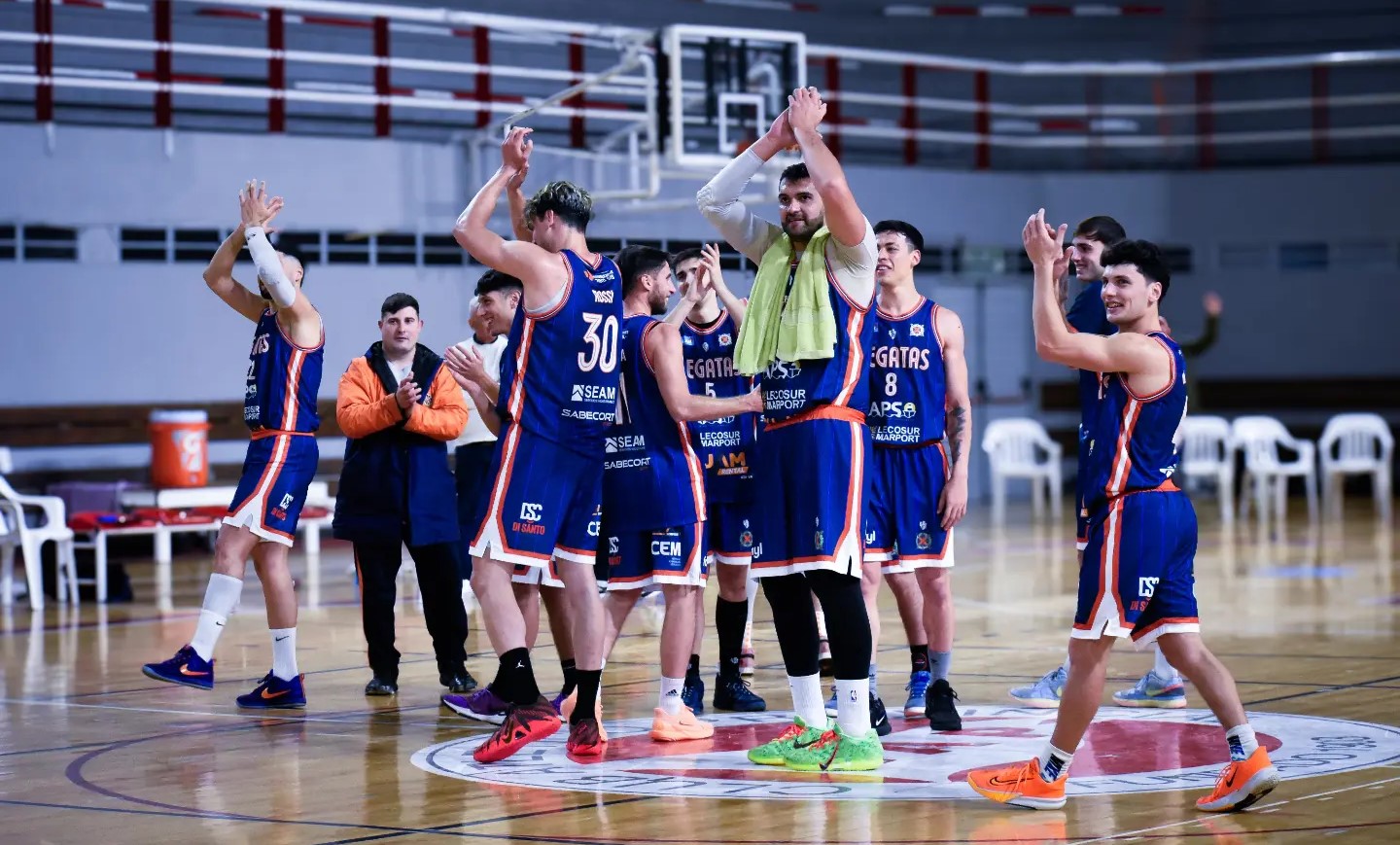 Rossi, con la camiseta 30, junto al plantel de Regatas tras el triunfo ante Santa Paula.