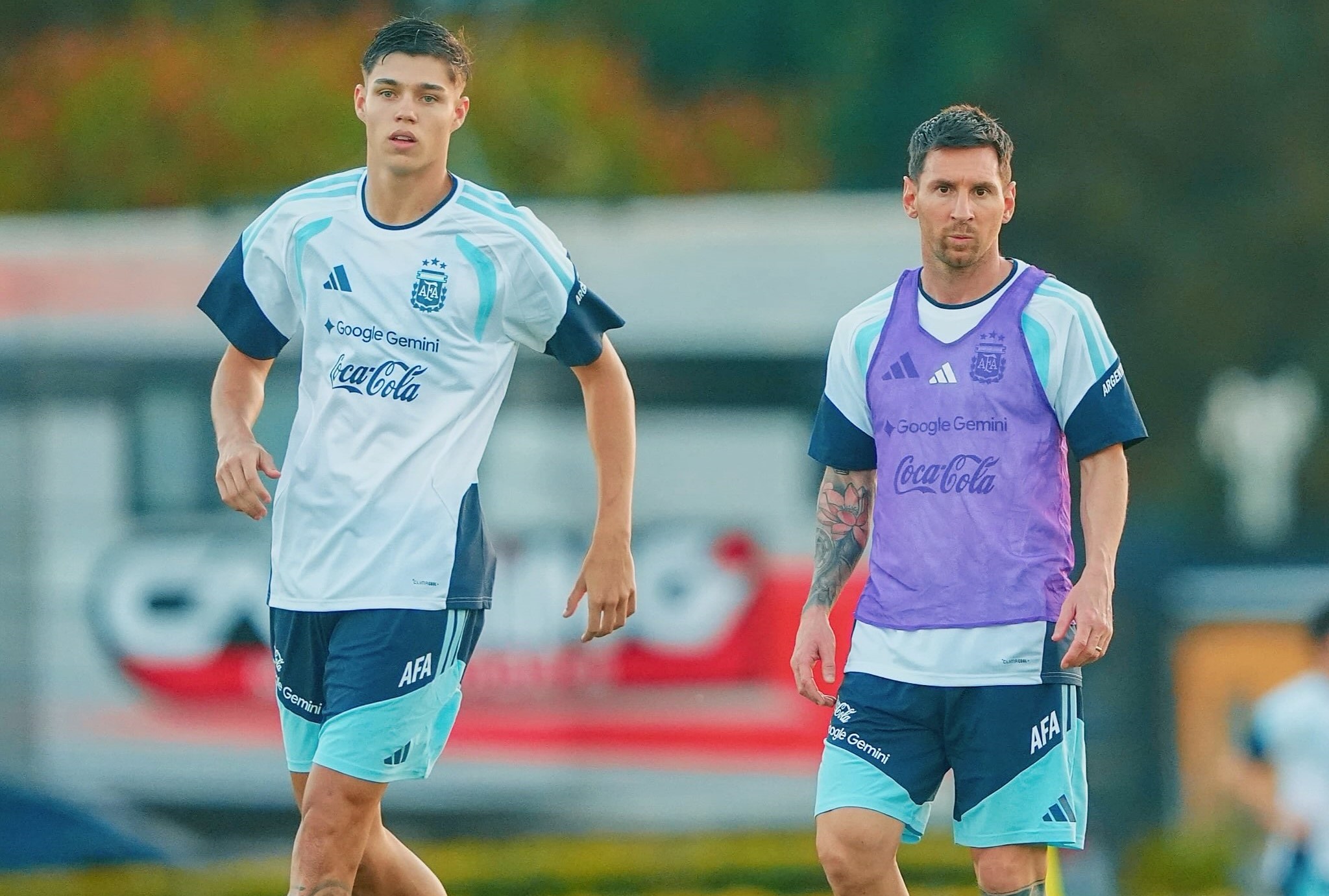El piquense Tomás Palacios junto a Lionel Messi.