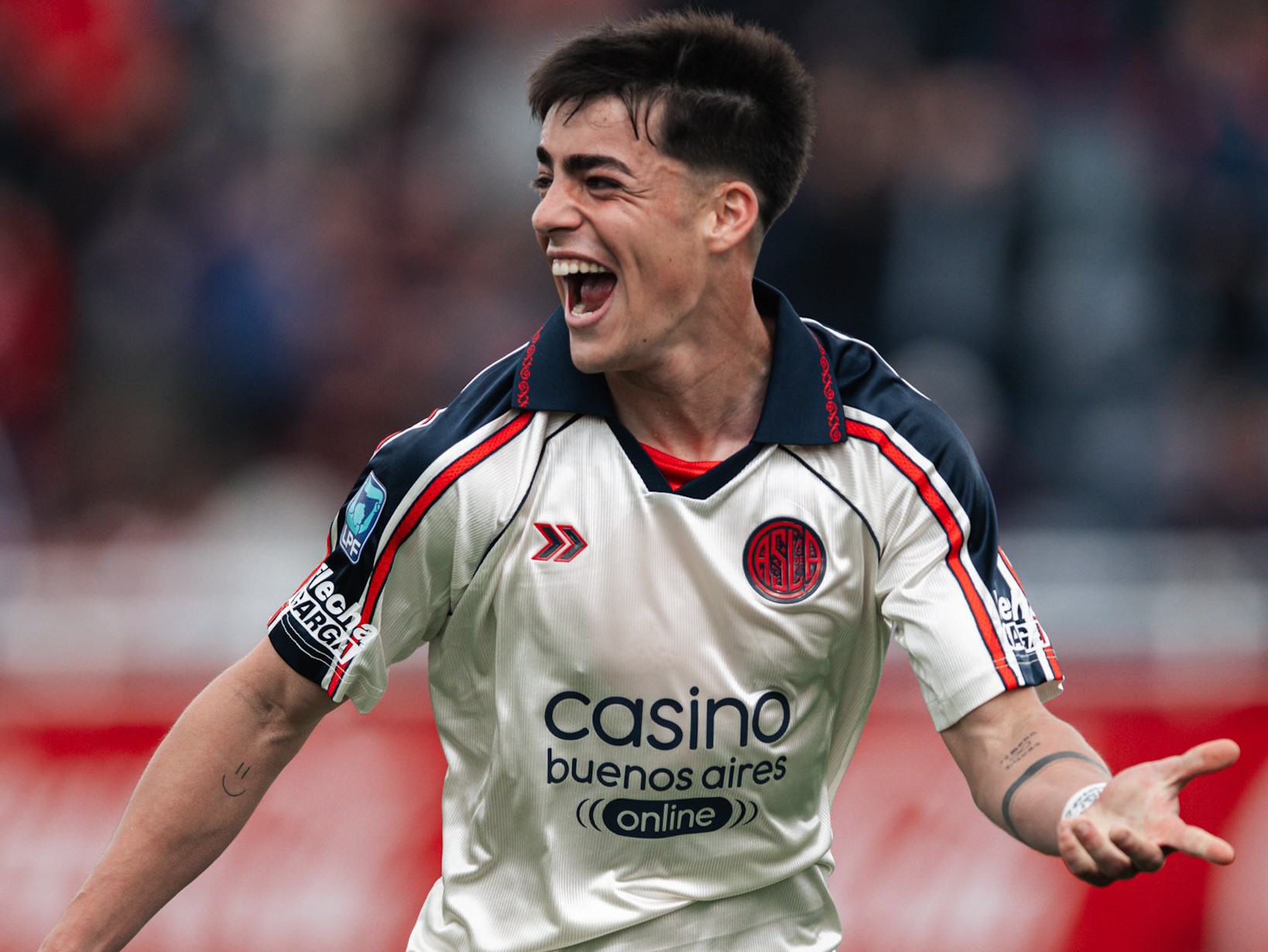 Teo Rodríguez Pagano celebra el gol que le dio la victoria a San Lorenzo ante Riestra.