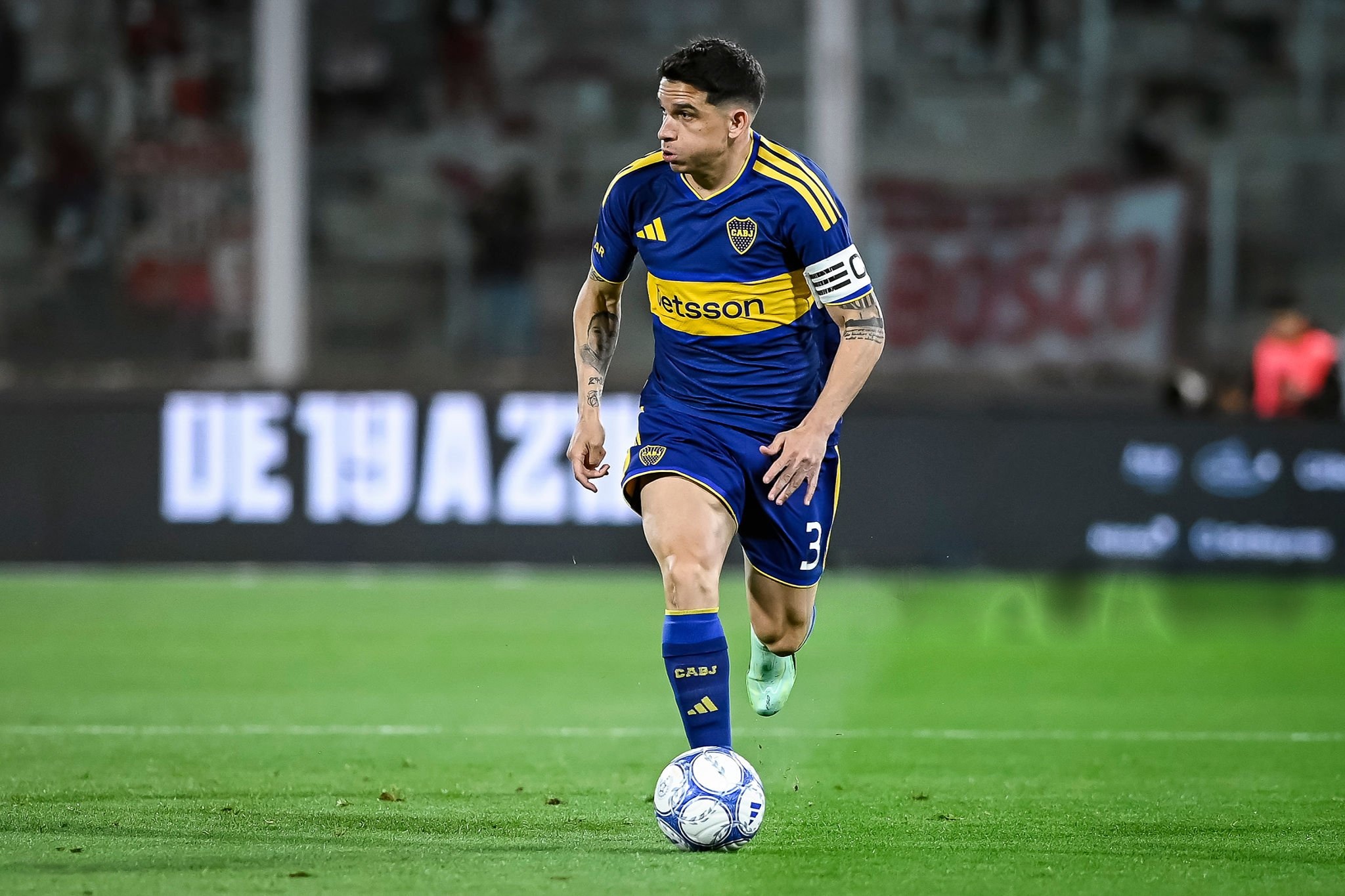 Lautaro Blanco se prepara para asumir un papel importante en Boca Juniors de cara a la semifinal de la Copa Sudamericana frente a Vasco da Gama. Ante la ausencia de Leandro Paredes por lesión, el lateral será el encargado de llevar la cinta de capitán en una serie que genera grandes expectativas en el conjunto xeneize. El defensor lamentó la baja del mediocampista, una de las principales referencias del equipo, aunque destacó la confianza en sus compañeros para afrontar un compromiso de semejante exigencia. “La baja de Lea obvio que nos golpeó mucho, nos tomó de imprevisto”, reconoció en diálogo con DSports. En ese sentido, Blanco remarcó la necesidad de respaldar a quienes deban ocupar el lugar del capitán y consideró que la situación representa una oportunidad para demostrar la fortaleza del plantel. “Confiar en el equipo, en los jugadores que puedan reemplazarlo, que lo hagan de la mejor manera. Es una linda prueba para el equipo dar la cara sin Lea. Ya sabemos todo lo que él conlleva”, expresó. La lesión de Paredes también le dará al lateral la posibilidad de portar el brazalete en una instancia decisiva. Para Blanco, la elección tiene un significado especial, principalmente por el reconocimiento de un compañero al que considera una figura importante dentro del grupo. “Llevar la cinta, que justamente él sea uno de los que elija cuando no está en cancha para llevar la cinta, es un orgullo. Llevar la cinta, que me elija él, ser capitán de este equipo, es un orgullo enorme, la verdad”, manifestó. En cuanto a la serie frente al conjunto brasileño, el defensor anticipó un enfrentamiento exigente y destacó la importancia de conseguir un buen resultado en la Bombonera. Boca recibirá a Vasco da Gama este martes, desde las 21.30, por el partido de ida, con la intención de obtener una ventaja antes de viajar a Brasil. “Imagino una serie larga”, sostuvo Blanco, quien también tomó como referencia el antecedente frente a San Pablo. La idea, según explicó, será aprovechar las situaciones de gol que genere el equipo, mantener el arco en cero y viajar a la revancha con una diferencia favorable. El lateral, además, se refirió a la importancia de conseguir un título con la camiseta xeneize. “Creo que es el sueño de todos los que estamos en el plantel. Coronar con este club sería algo inolvidable”, afirmó. Y agregó que son conscientes de la expectativa de los hinchas y de la necesidad de pelear hasta el final en las competencias que disputan. Por último, Blanco reconoció que vestir la camiseta de la Selección Argentina representa una de sus grandes aspiraciones. “Es un sueño para mí. Sería un loco si digo que no”, aseguró, aunque aclaró que su prioridad está puesta en rendir de la mejor manera en Boca. “Si se llega a dar, sería mi sueño máximo”, concluyó.