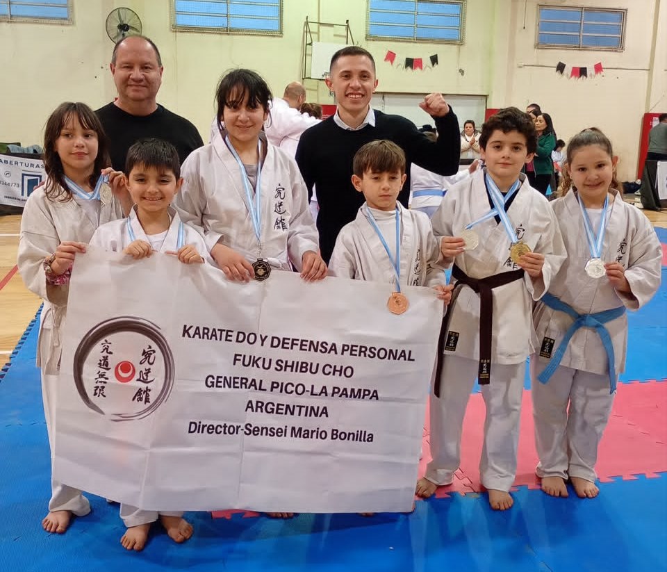 Un grupo de alumnos pertenecientes a la Escuela de Karate “Kyudokan” de General Pico concurrió a la ciudad bonaerense de Carhué, para intervenir en el 12mo Abierto de Karate Copa “Termas de Carhué”, organizado por el sensei Ariel Sewald.