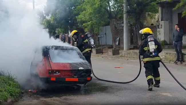 Bomberos voluntarios acudieron al lugar para extinguir el foco ígneo.