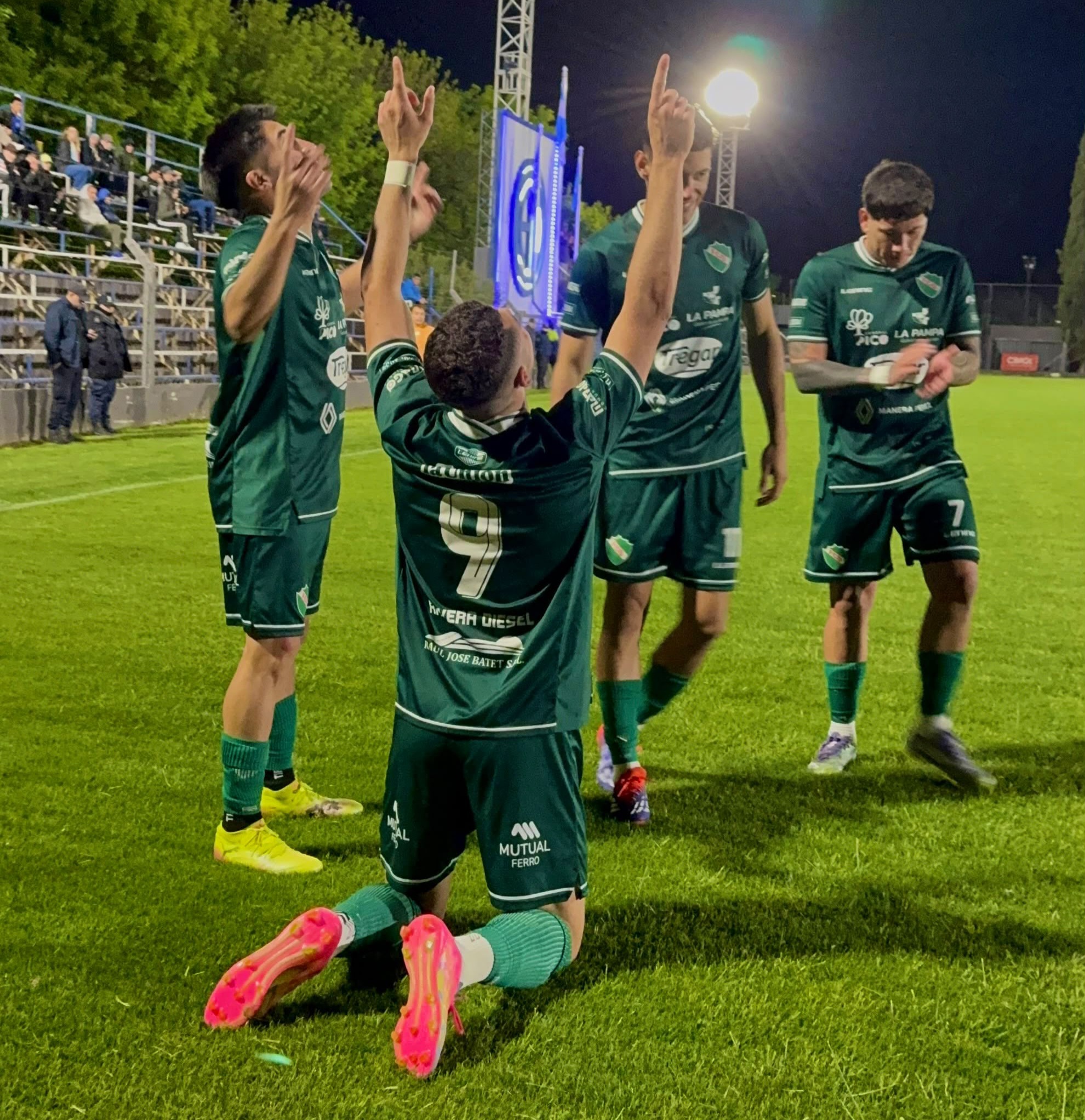El festejo de los jugadores de Ferro con sus hinchas tras el triunfo en Villegas.