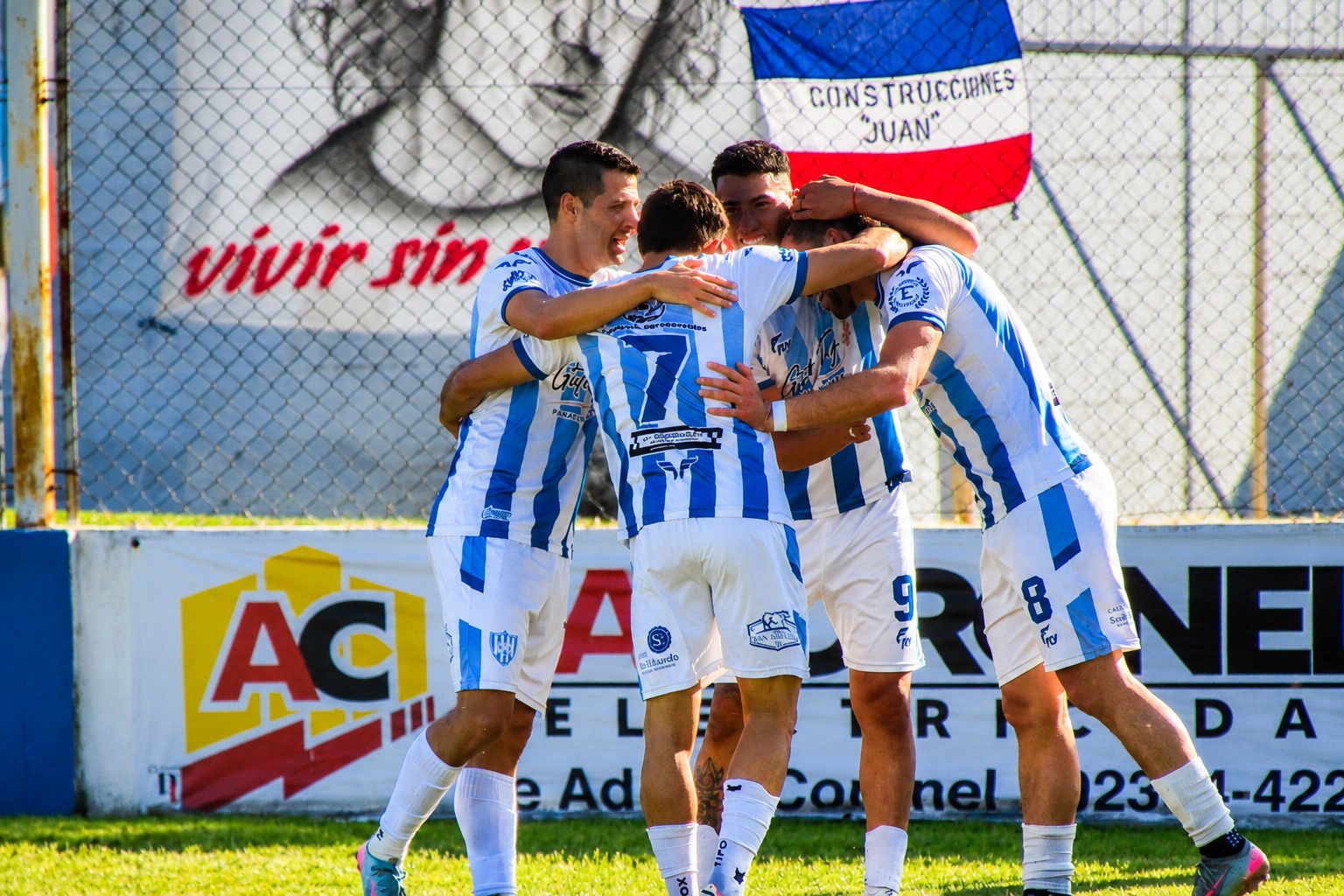 El festejo de los jugadores de Winifreda tras el segundo gol.