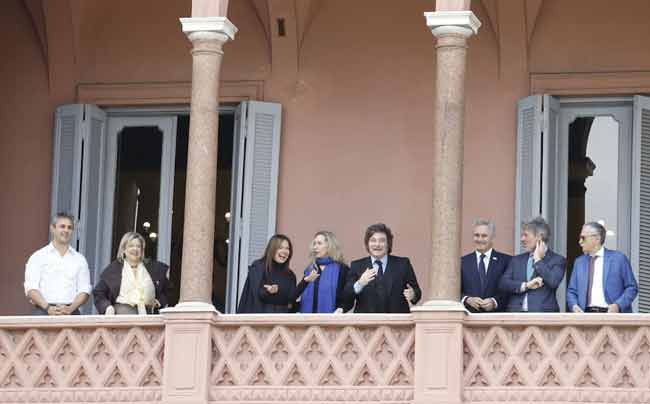 Javier Milei salió al balcón de la Casa Rosada a hacer un “six seven”.