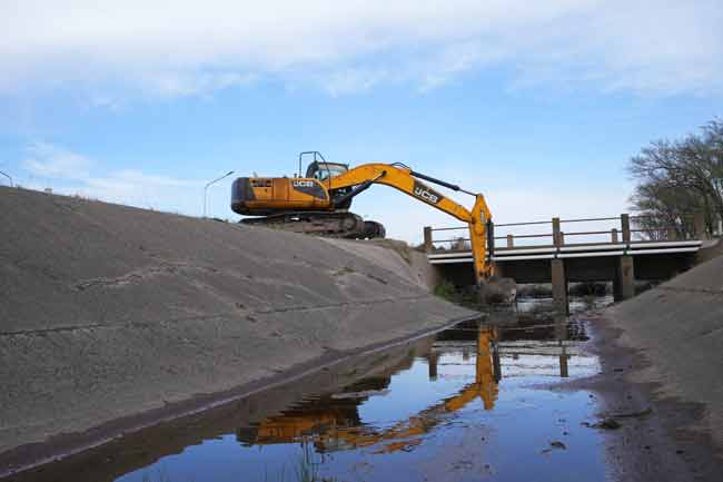 El Municipio realiza tareas de limpieza en los canales pluviales.